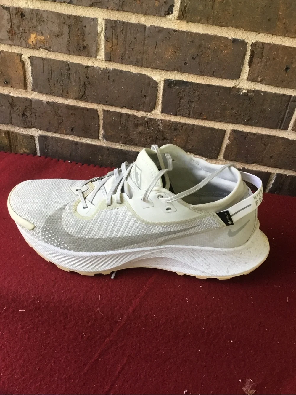 GORE-TEX Women's Running Shoe in Off-White/Cream